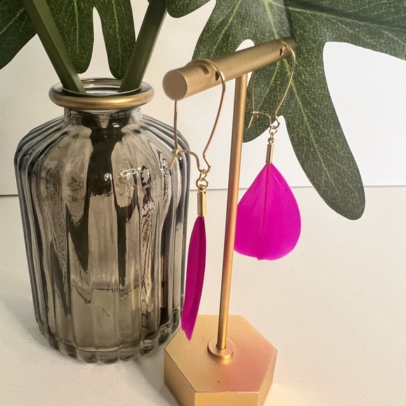 Flirty Hippie Chic Lightweight Feather Earrings - Feather Kawaii Hoops Earrings - Picture 12 of 16